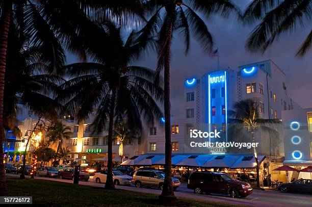 Noche De Neón De Miami Beach Florida Hoteles De Colorido Y Bares Foto de stock y más banco de imágenes de Florida - Estados Unidos