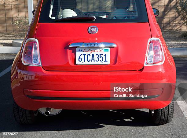 Photo libre de droit de Rouge Automobile Fiat 500 banque d'images et plus d'images libres de droit de Voiture - Voiture, Vue de dos, Être à l'arrêt