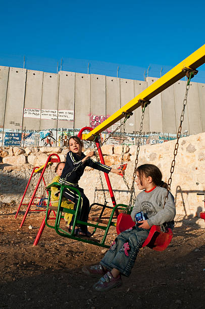 bethlehem crianças e de segurança israelitas barreira - muro da cisjordânia fotos - fotografias e filmes do acervo
