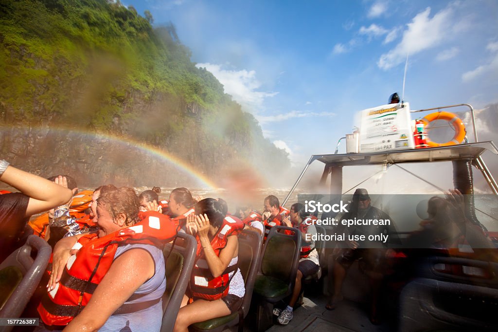 Turisti su una barca escursione alle cascate di Iguazu in Argentina - Foto stock royalty-free di Cascate di Iguazù
