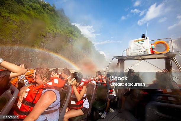 Turystów Na Wycieczkę Statkiem W Iguazu Falls W Argentynie - zdjęcia stockowe i więcej obrazów Wodospad Iguazú