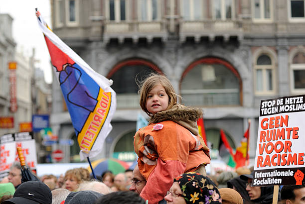 multitud de personas que participaron en la protesta contra el racismo - editorial outdoors vertical amsterdam fotografías e imágenes de stock