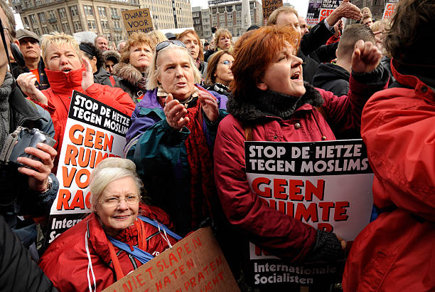 multitud de personas que participaron en la protesta contra el racismo - editorial outdoors vertical amsterdam fotografías e imágenes de stock