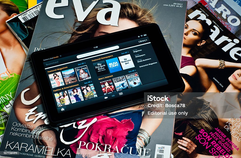 Amazon Kindle Fire tablet su riviste - Foto stock royalty-free di Rivista - Pubblicazione