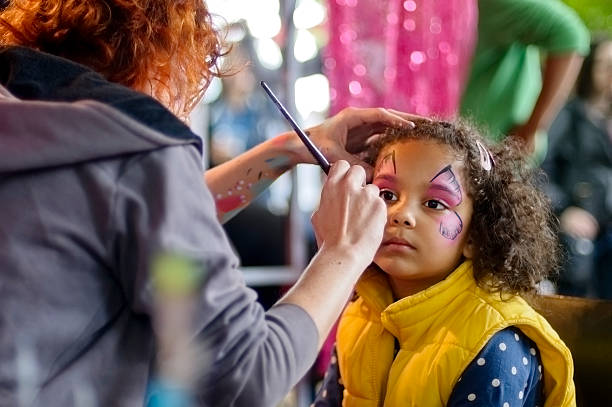 niña de 5 se pierde pintura de la cara, al aire libre - ethnic editorial make up colors fotografías e imágenes de stock