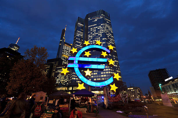presidiare movimento & banca centrale europea al crepuscolo - bce foto e immagini stock