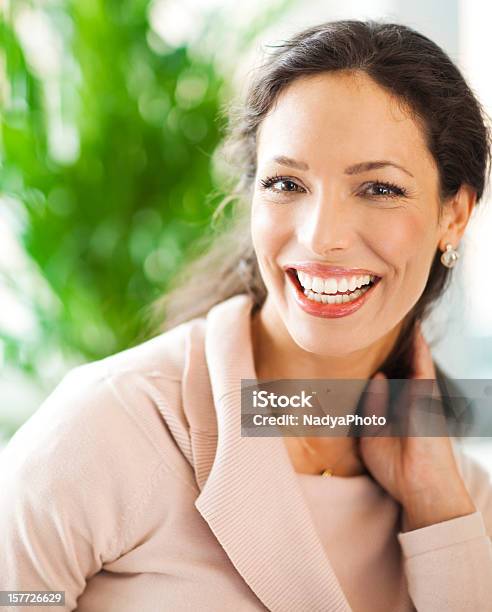 Hermosa Mujer En Casa Foto de stock y más banco de imágenes de Una sola mujer - Una sola mujer, Mujeres, Mano en el cabello