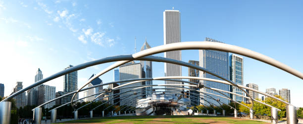 millennium park de chicago panorama - music loop photos et images de collection