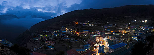 chaîne de l'himalaya au népal bazar de namche illumination de nuit - natural landmark famous place travel destinations nature photos et images de collection