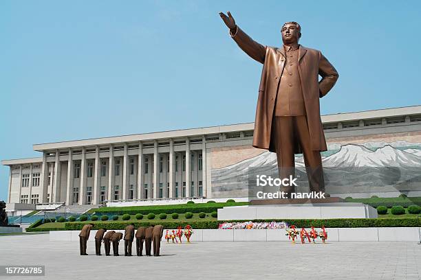 Soldados Pagar Respecto A Kim Ilsung Foto de stock y más banco de imágenes de Corea del Norte - Corea del Norte, Pyongyang, Ejército de Tierra