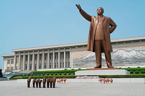 Soldados pagar relação à Kim Il-sung - fotografia de stock