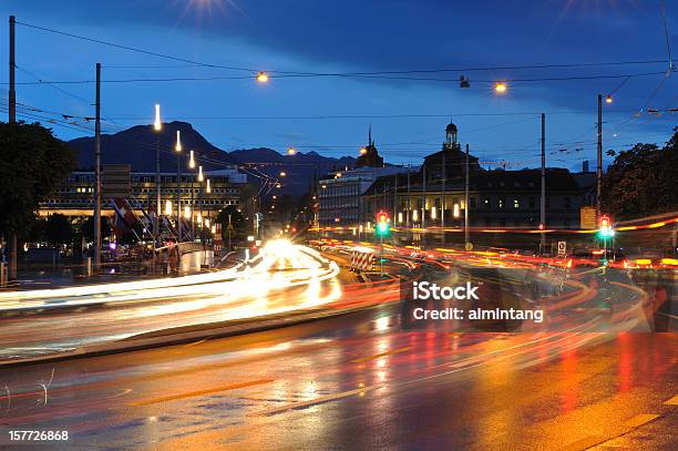 Photo libre de droit de Trafic De Nuit À Lucerne Après La Pluie banque d'images et plus d'images libres de droit de Suisse - Suisse, Circulation routière, Rue