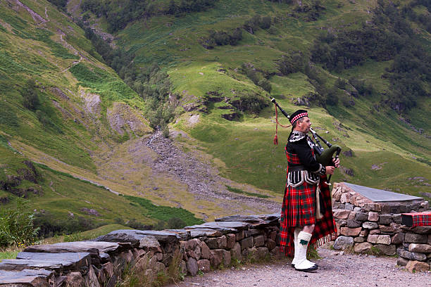 joueur de cornemuse à glencoe. - men editorial musician music photos et images de collection