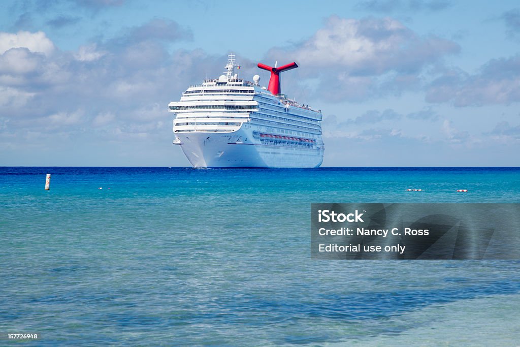 Crucero Carnival gloria enfoques muelle en gran turco, el Caribe - Foto de stock de Crucero - Barco de pasajeros libre de derechos