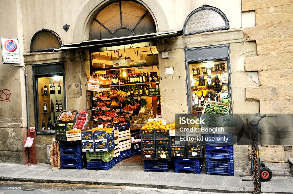 Italian Corner Market Shop que vendem produtos em Florença - Foto de stock de Aberto royalty-free