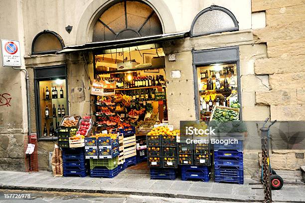 Foto de Italian Corner Market Shop Que Vendem Produtos Em Florença e mais fotos de stock de Aberto