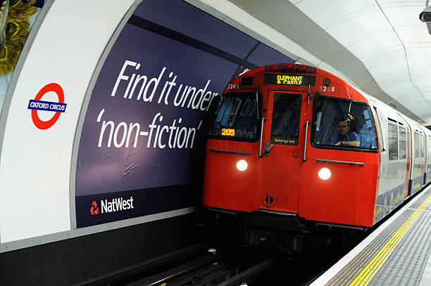 treno della metropolitana di inserire la stazione della metropolitana oxford circus di londra - london underground foto e immagini stock