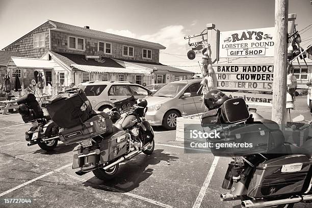 Motorräder Partked Außerhalb Restaurant In New Hampshire Stockfoto und mehr Bilder von Auto
