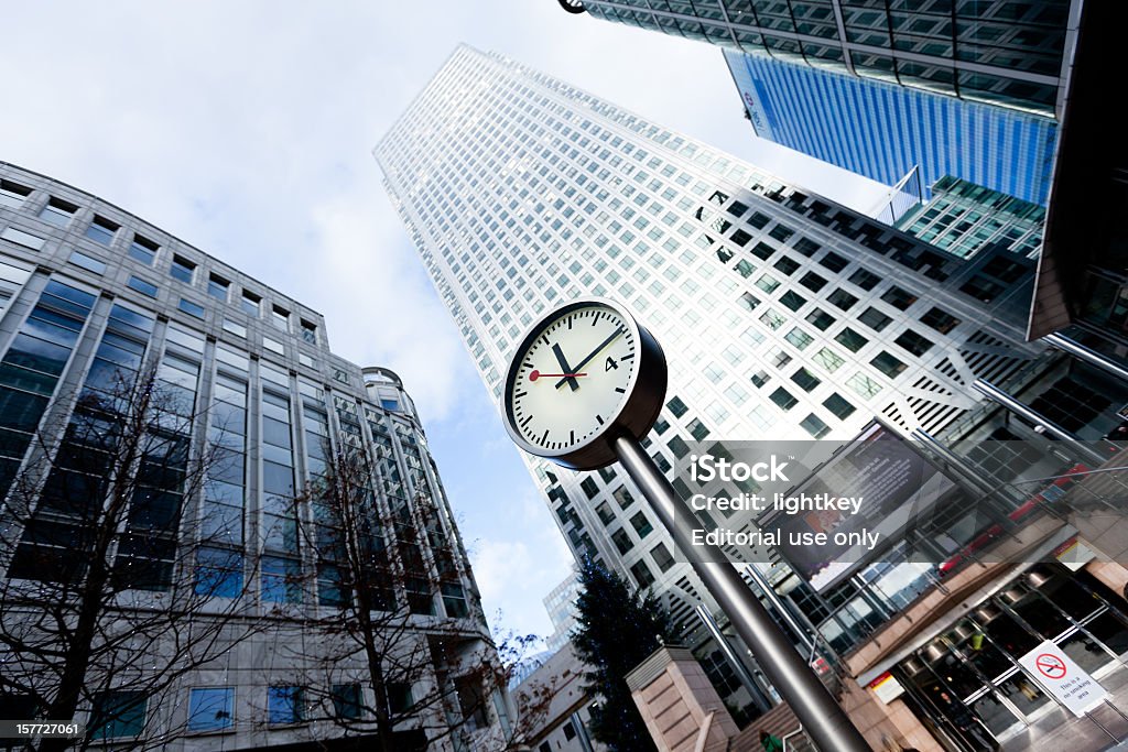 Uhr im Finanzviertel von London - Lizenzfrei Canary Wharf Stock-Foto