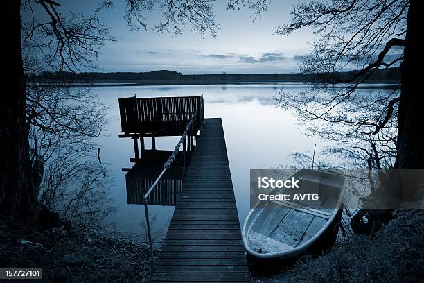 Linha Barco E Ancorar No Lago Calmo Emoldurado Por Árvores - Fotografias de stock e mais imagens de Amanhecer