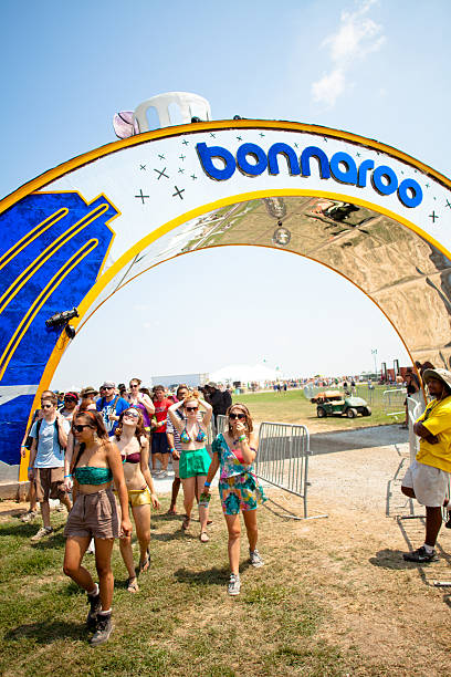 Feliz ventiladores de ingresar por el arco de Bonnaroo - foto de stock