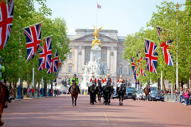 queen's vida guarda - honor guard buckingham palace protection london england imagens e fotografias de stock