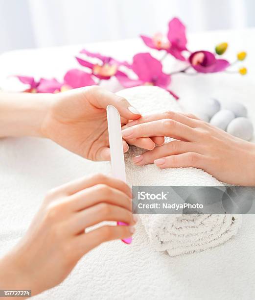 Foto de Manicure De Tratamento e mais fotos de stock de Manicure - Manicure, Salão de Manicure, Unha