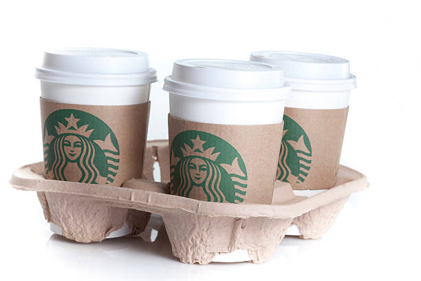 starbucks vaso de café aislado en blanco - starbucks coffee drink coffee cup fotografías e imágenes de stock