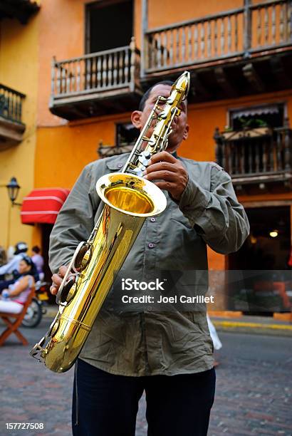 Saxophon Auf Der Straße In Cartagena Kolumbien Stockfoto und mehr Bilder von Aufführung - Aufführung, Aufnahme von unten, Blasen