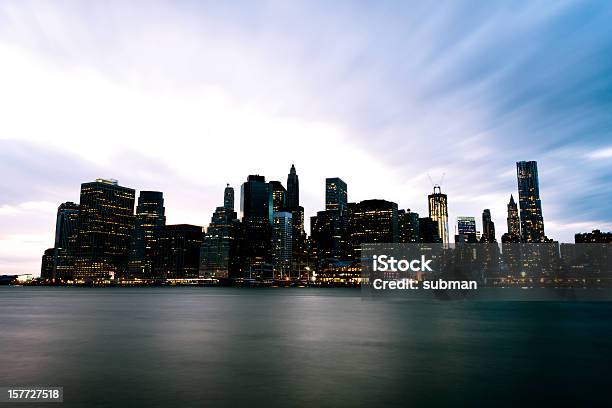 Downtown Manhattan Al Tramonto - Fotografie stock e altre immagini di Acqua - Acqua, Acqua fluente, Ambientazione