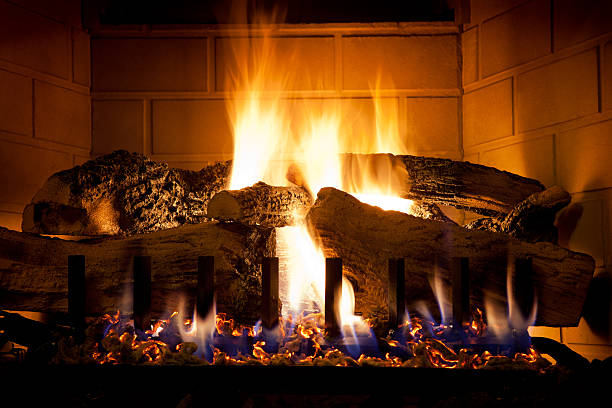굽기 로그 및 글로잉 embers 가스 벽난로 - log fire 뉴스 사진 이미지