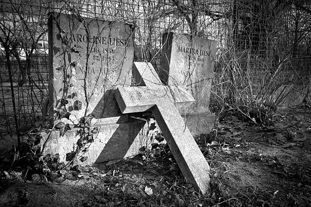 крест и выветрившийся tombstones - babelsberg стоковые фото и изображения