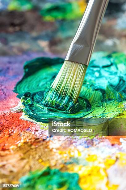 Pędzel Do Malowania Z Zielona Farba Olejna Na Klasyczny Paleta - zdjęcia stockowe i więcej obrazów Czynność
