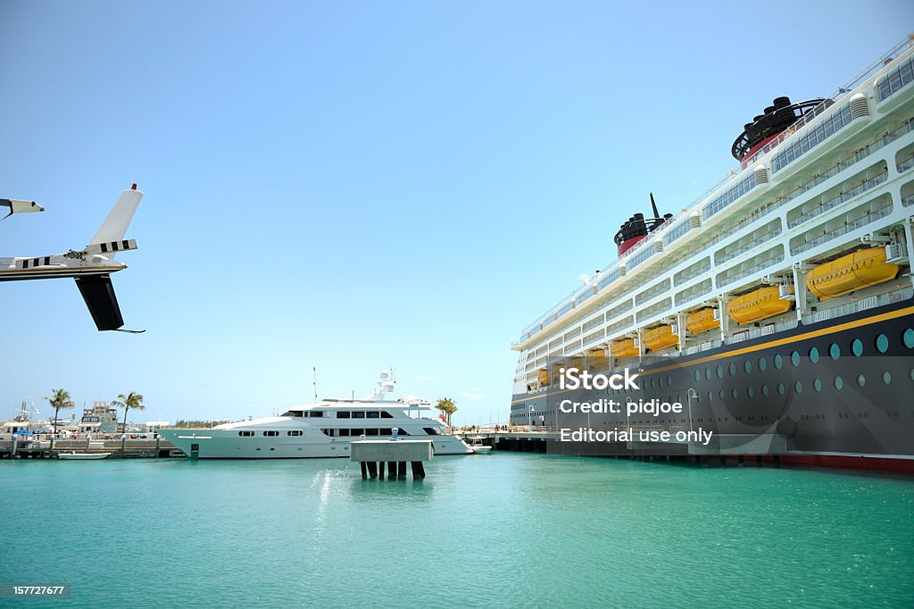 Nave da crociera di lusso di Barca da diporto e elicottero in porto - Foto stock royalty-free di Darsena
