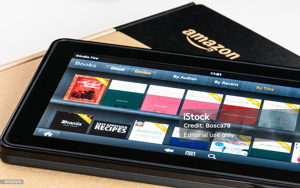 Amazon Kindle Fire планшет на коробке. - Стоковые фото Amazon.com роялти-фри