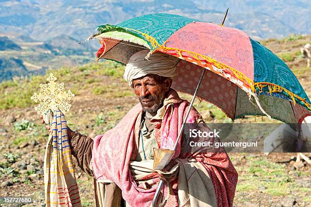 Photo libre de droit de Prêtre Orthodoxe À Axum Ethiopie banque d'images et plus d'images libres de droit de Moine - Moine, Orthodoxie, Éthiopie