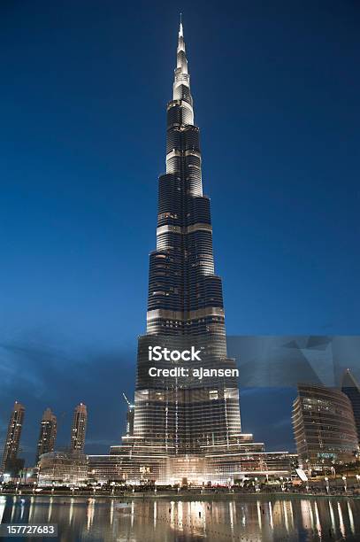 Burj Khalifa En Dubai Foto de stock y más banco de imágenes de Acera - Acera, Aire libre, Alto - Descripción física