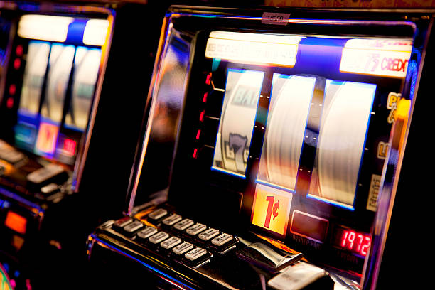 スロットマシン - gambling coin operated machine jackpot ストックフォトと画像