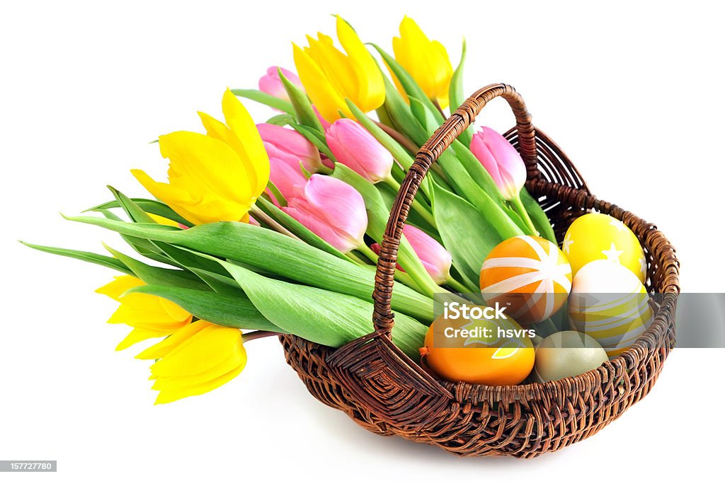 Korb mit Haufen rosa und gelbe Tulpen und Eier weißem Hintergrund - Lizenzfrei Osterei Stock-Foto