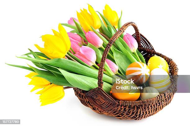 Korb Mit Haufen Rosa Und Gelbe Tulpen Und Eier Weißem Hintergrund Stockfoto und mehr Bilder von Osterei