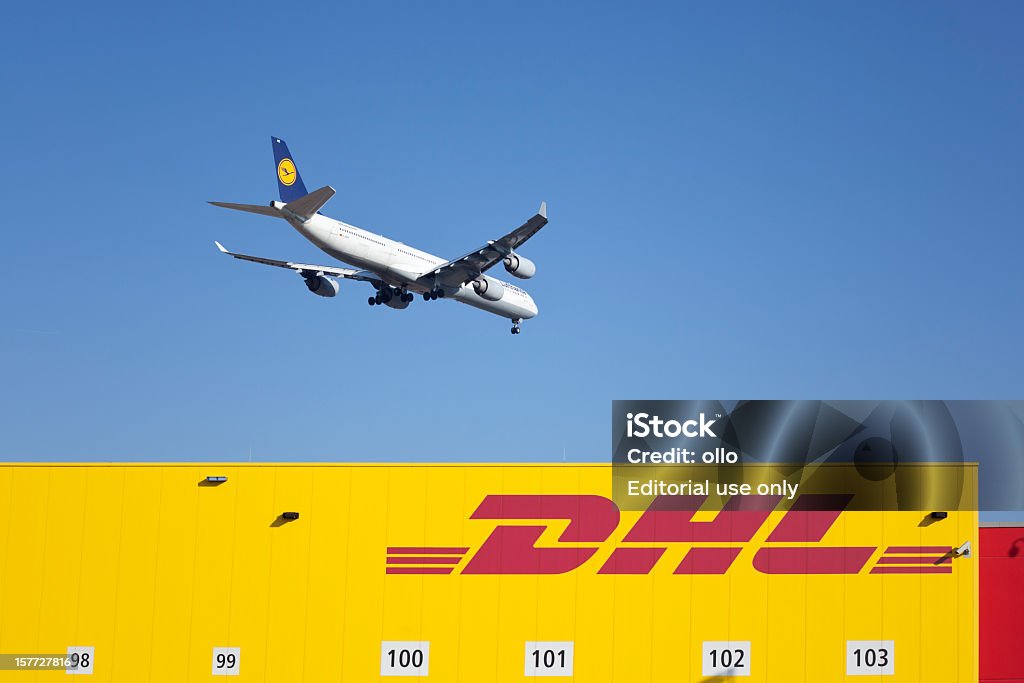 DHL 流通、および物流センター、着陸飛行機 - DHLのロイヤリティフリーストックフォト