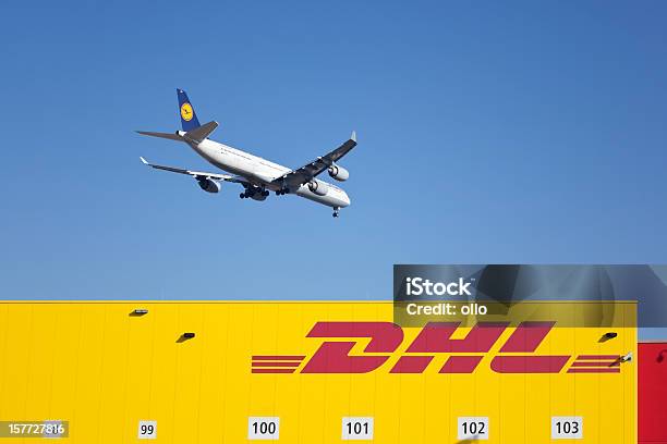 Dhl Da Distribuição E Logistics Center Avião A Pousar - Fotografias de stock e mais imagens de DHL