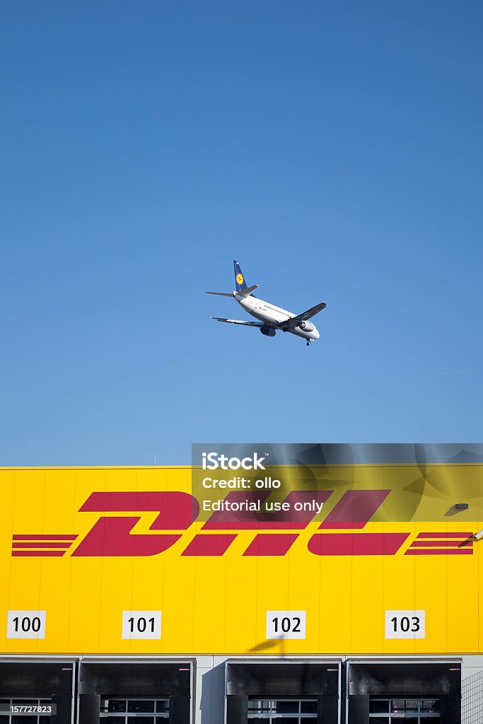 DHL distribuzione e logistica center, atterraggio aereo - Foto stock royalty-free di DHL