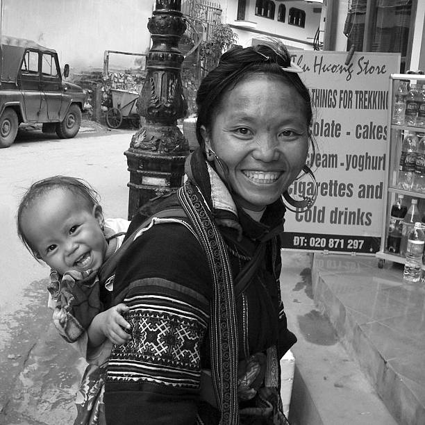 allegro nero hmong donna e piccola figlia in vietnam settentrionale - vietnam vietnamese culture vietnamese ethnicity north vietnam foto e immagini stock