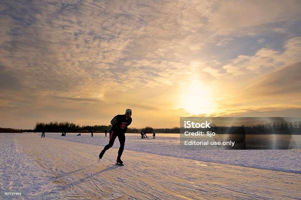 Pista de patinaje sobre hielo en una puesta de sol - Foto de stock de Color - Tipo de imagen libre de derechos