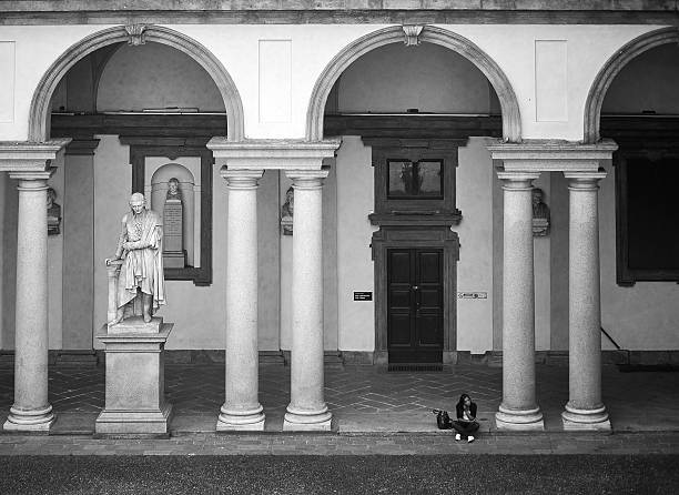 mujer en el jardín, di pinacoteca de brera - statue women sculpture italian culture fotografías e imágenes de stock