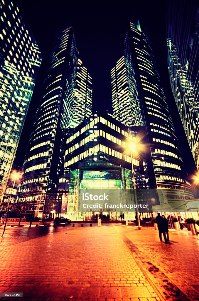 Alto rascacielos en la ciudad de noche - Foto de stock de Noche libre de derechos
