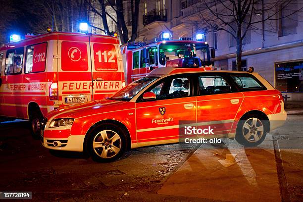 Bombero Vehículos En El Lugar De Una Casa De Incendios Wiesbaden Foto de stock y más banco de imágenes de Accidentes y desastres