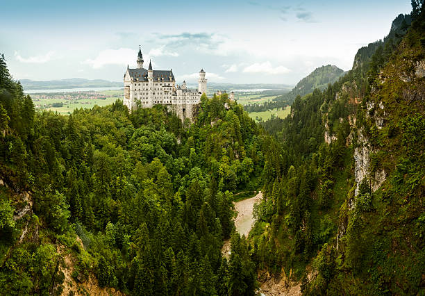 majestueux château de neuschwanstein - neuschwanstein photos et images de collection