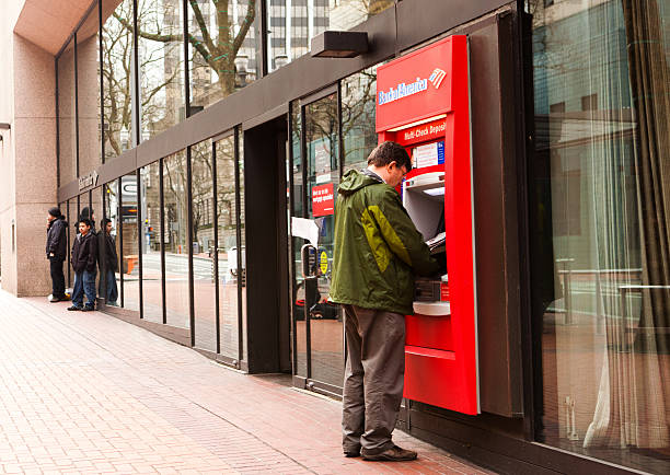человек, с помощью банкомата банка америки - us 2012 стоковые фото и изображения